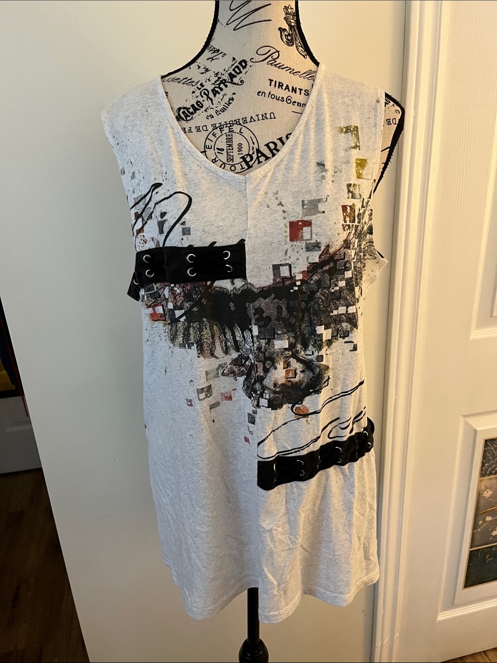 😃Sleeveless Graphic V-Neck Tunic Top - White